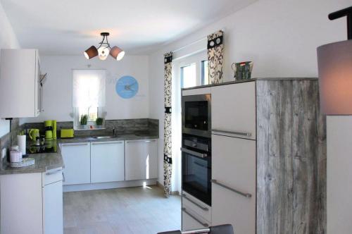 Küche mit Zugang zur Terrasse