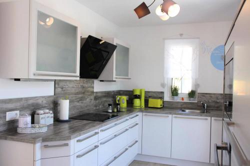 Küchenzeile mit Dunstabzug