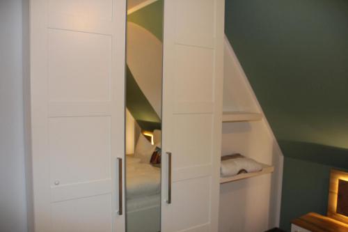 Schlafzimmer 2 mit Spiegelschrank