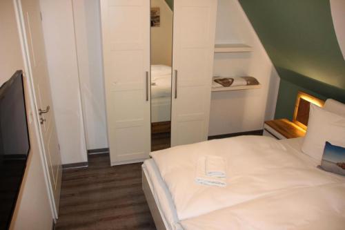 Schlafzimmer 2 mit Flachbildfernseher