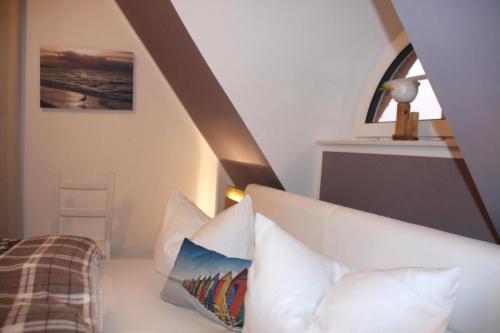 Schlafzimmer 1 mit Kleiderablage