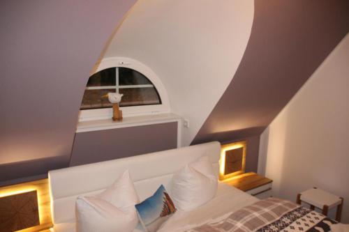 Schlafzimmer 1 mit Ambientebeleuchtung