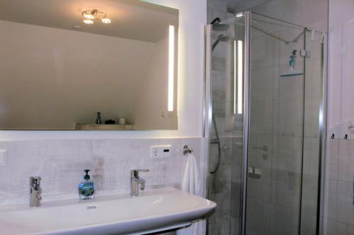 Badezimmer Obergeschoss Spiegel